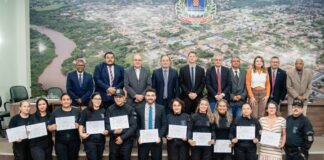 Reconhecimento à Educação, Cultura e Cidadania: Policiais Penais, Juiz e Diretora de Escola Recebem Moção de Aplausos na Câmara