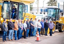Vereadores participam da entrega de novos maquinários para o município de Anastácio