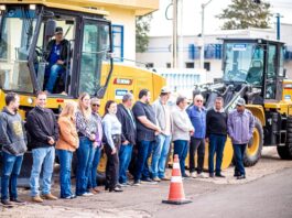 Vereadores participam da entrega de novos maquinários para o município de Anastácio