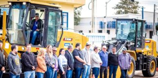 Vereadores participam da entrega de novos maquinários para o município de Anastácio